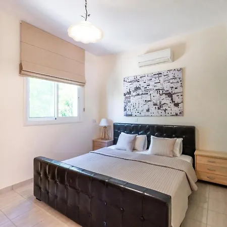 Amelia By Ezoria Perivólia