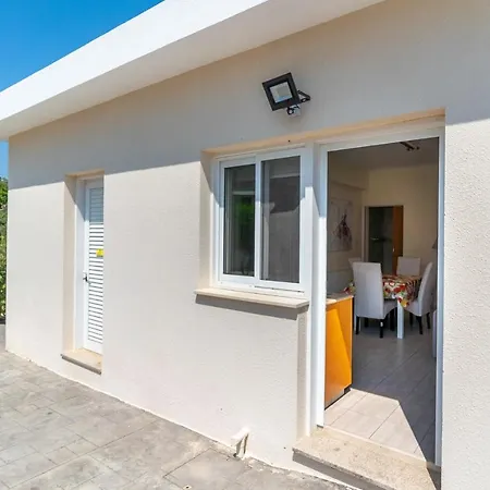 Amelia By Ezoria Περβόλια