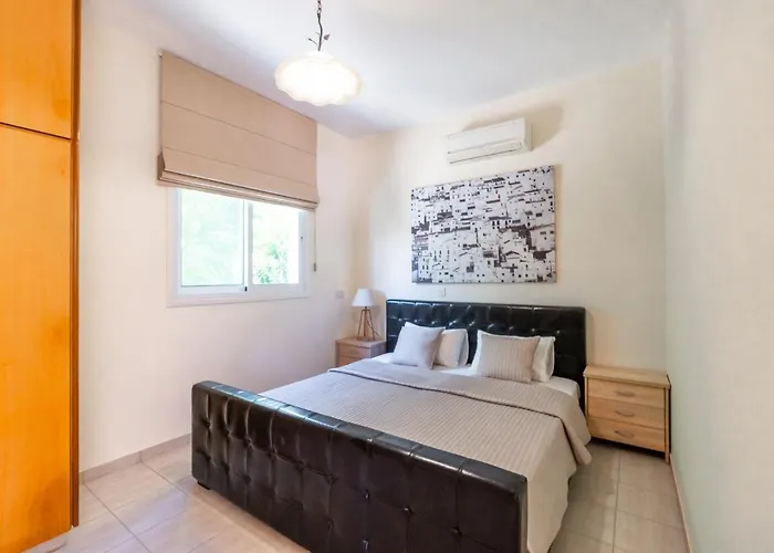 Amelia By Ezoria Perivolia