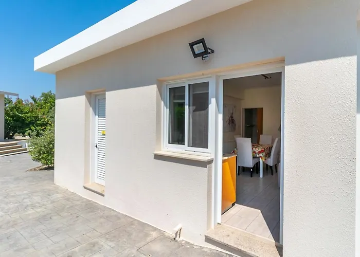 Amelia By Ezoria Περβόλια