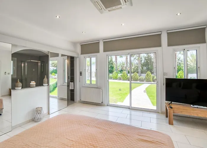 Amelia By Ezoria Vila