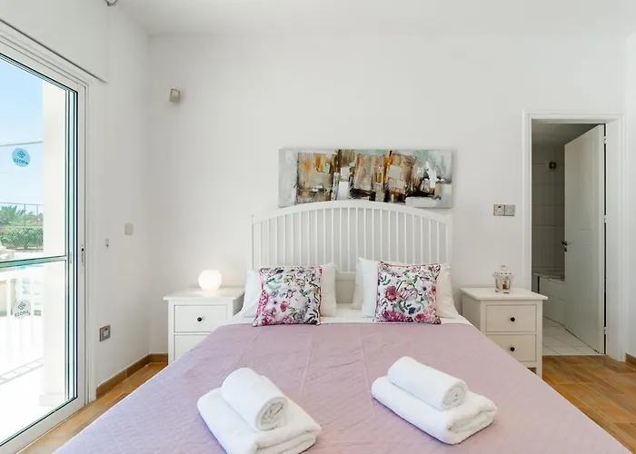 Amelia By Ezoria Perivolia